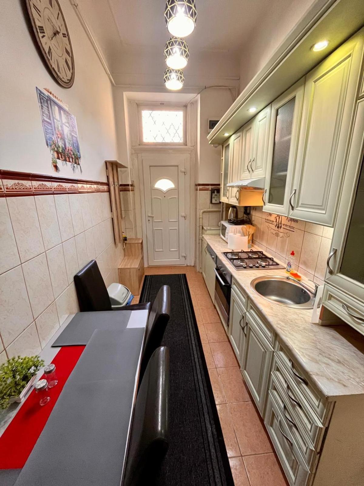 Kalvaria With Balcony, Free Parking And Ac Budapest Eksteriør billede